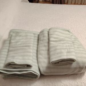 Striped Green Warm Queen-size 4 Piece Bedsheets Set